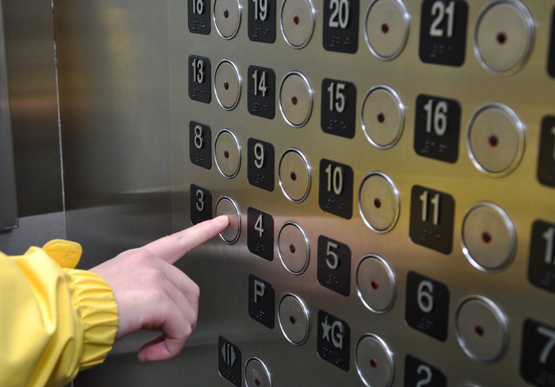 一名女網友日前下班搭電梯時，竟遇到多次門開啟後沒有人的情況，甚至還發出超重警示音，嚇得她奔出電梯。 圖／ingimage