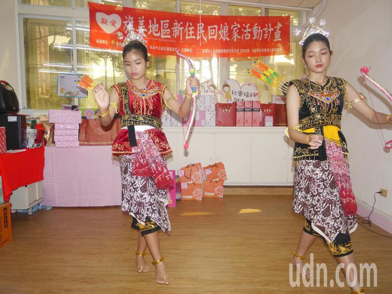 印尼新二代林華鈺、林華軒分別就讀高中與國中，兩人自小學習印尼傳統舞蹈，演出不怯場。記者徐白櫻／攝影