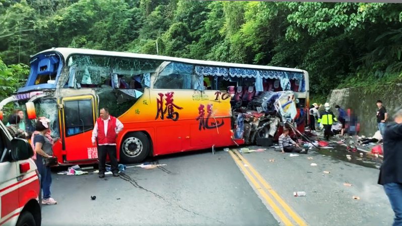蘇花公路昨天發生遊覽車撞山壁的事故，造成六人死亡，卅九人受傷。圖／讀者提供