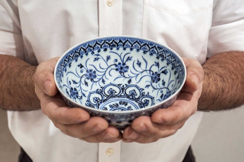 一位美國民眾在清倉拍賣中，以不到35美金購入一個陶瓷茶碗，後來才發現是件15世紀的古董，最後賣破72萬美金的天價。圖擷取自體育日本
