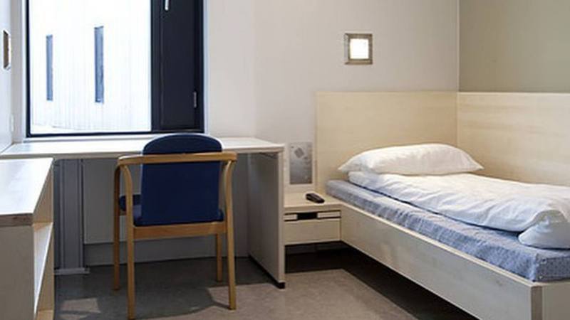 房間為簡潔的白色，每間10平方公尺，犯人甚至可以打造成自己喜歡的風格。（IG@reconceptualizing.prisons）