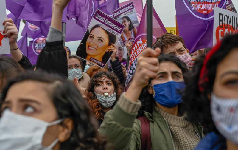 土耳其婦女昨天傍晚群集安卡拉巿中心，抗議政府退出預防家暴等針對女性暴力的「伊斯坦堡公約」。婦女們高喊「沒有平等，就不會有正義」，要求當局收回成命。 法新社