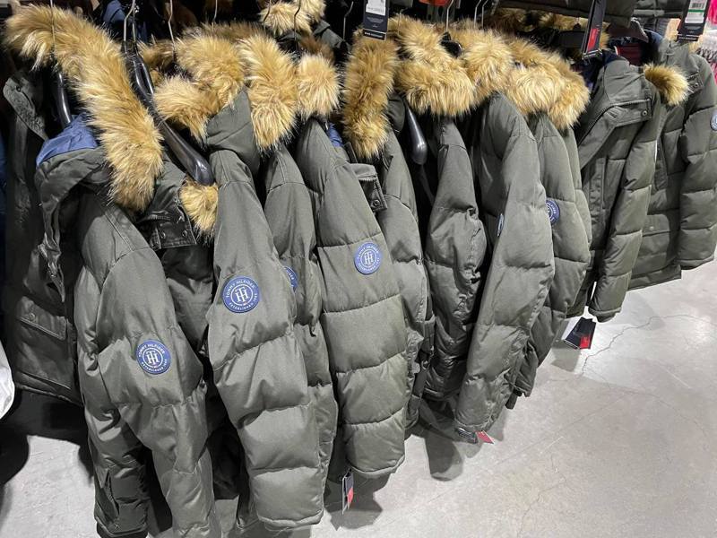 有網友發現好市多販售一款知名服飾品牌的長版外套，從原價3,299元狂降到1,200元即可入手。圖擷自Costco好市多 商品經驗老實說