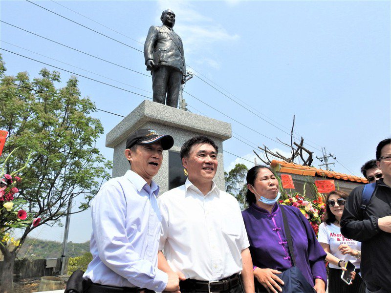 行政院前院長郝柏村明天逝世周年，他的紀念銅像昨天在南投獅象山揭幕，他的兒子、台北市前巿長郝龍斌（左2）也到場參加。記者賴香珊／攝影
