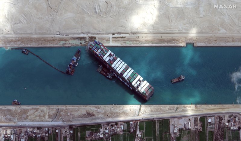 長榮海運超大型貨櫃輪「長賜號」23日擱淺在蘇伊士運河，影響全球供應鏈，原因仍待調查。 美聯社