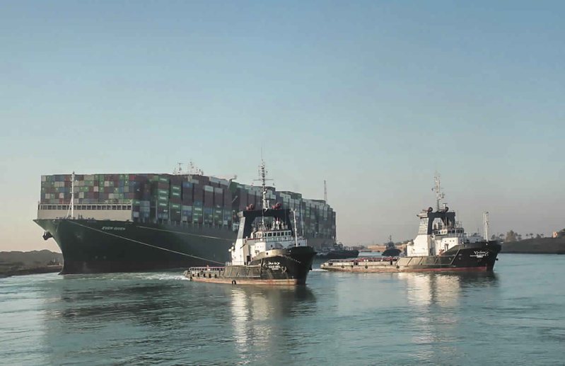 長賜號在蘇伊士運河重新浮起，前方兩小船為拖船。美聯社