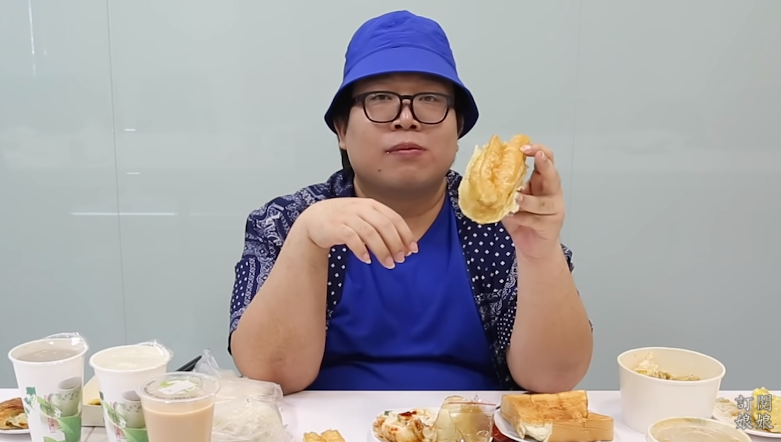 泰籍華裔網紅「Alizabeth娘娘」在最新上傳的影片中，評點鐵板麵、蛋餅和燒餅油條等台灣常見早餐。
圖擷自YouTube