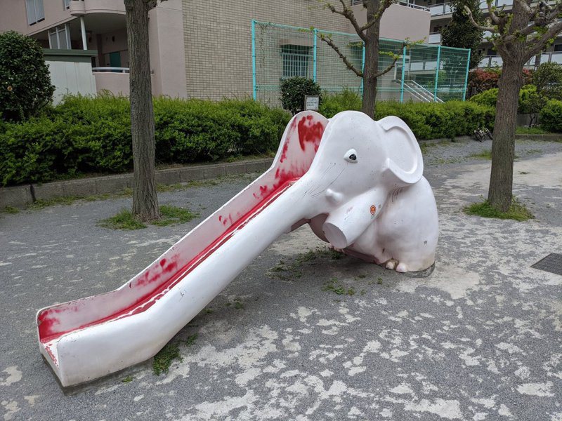 日本近日瘋傳一公園裡的兒童遊樂設施設計奇特，有大象造型的溜滑梯外型像是遭到「分屍」，造型血腥。圖翻攝自Twitter