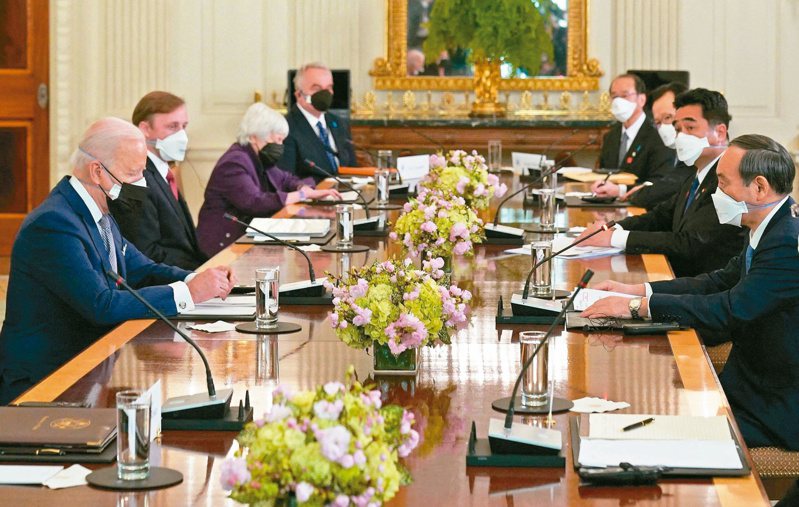 美國總統拜登（左）於美國時間十六日在白宮與日本首相菅義偉（右），舉行兩國領導人會談，並致表明「反中」立場。法新社