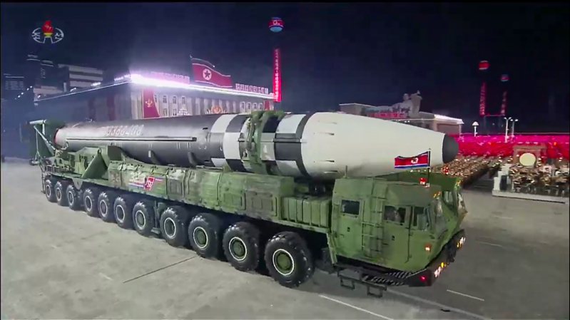 2020年10月，北韩阅兵式展示「火星-15型」洲际飞弹，射程估计1万2874公里，能打到美国本土任何角落。法新社(photo:UDN)