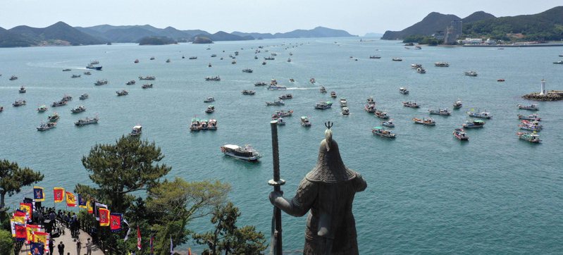 日本政府宣布2年後將福島核電廠廢水排入海中，韓國漁民今天集結漁船於臨海城市統營示威。 圖／歐新社