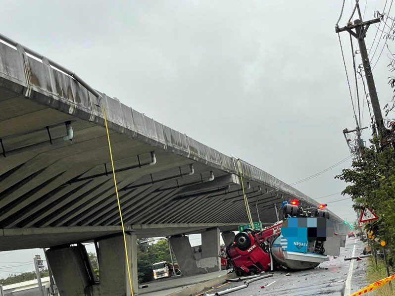 台61線西濱快道靠近雲林麥寮今天清晨4時許發生一輛液態氮槽車翻落至地面台17線73.5公里處事故，所幸駕駛僅輕傷。圖擷自記者爆料網