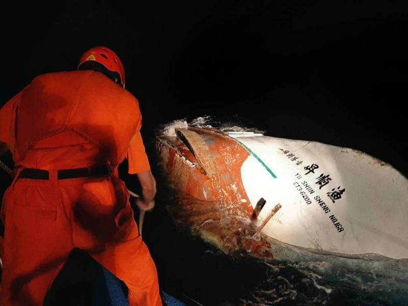 屏東琉球籍「漁順昇168號」漁船昨天深夜在七星岩海域觸礁擱淺，墾丁後壁湖往返蘭嶼航線的「綠島之星」於10時46時分救起2台籍和1名印尼船員，另1名台籍船員大體漂流中。記者潘欣中／翻攝