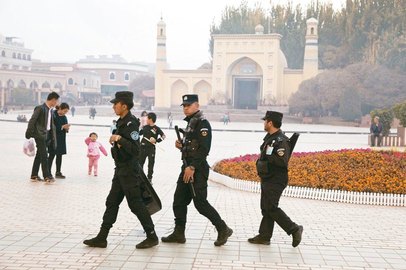 BBC报导，一名软体工程师指称在新疆省数间警察局，安装使用人工智慧（AI）和脸部辨识技术来侦测情绪状态的监视系统，并对新疆维吾尔人进行测试。图为新疆特警巡逻档案照。 美联社(photo:UDN)