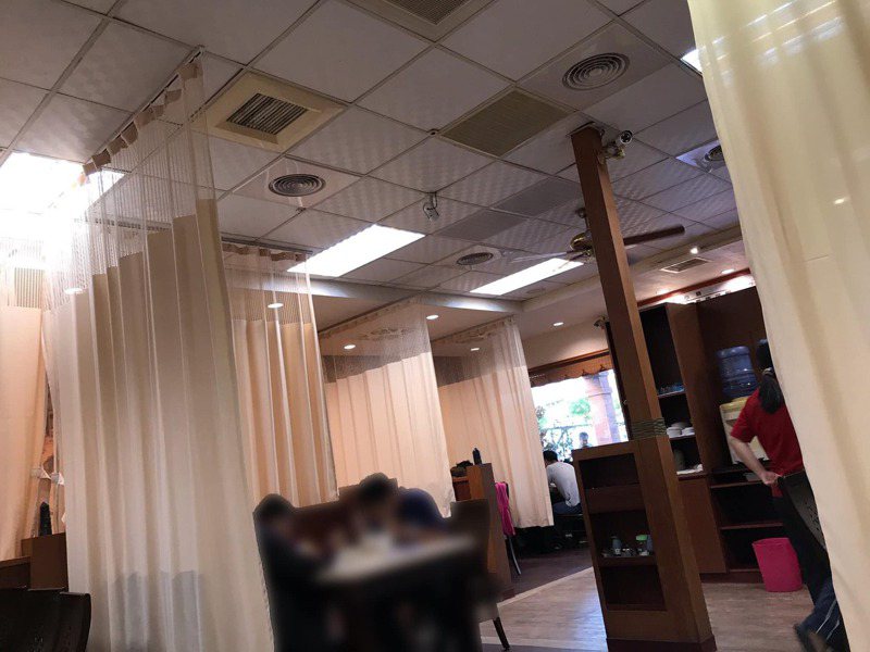 一名網友去餐廳吃飯時，發現裡面每個座位竟是用「簾子」隔起來，令他相當驚訝，引起不少網友討論。圖／爆怨2公社