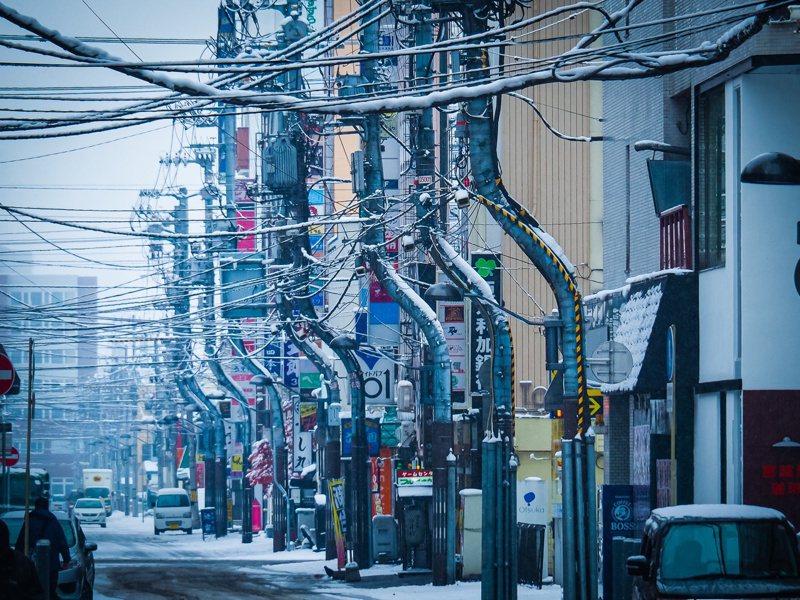 一位日本教授最近在twiiter上分享，表示他發現北海道旭川的部分街道，電線杆都是採S型的設計。圖擷取自twitter