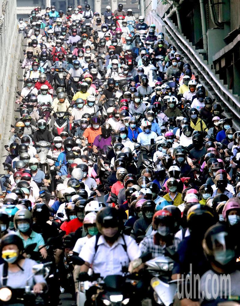 影 台北橋機車騎士戴口罩擠滿滿跨區上班人潮依舊多 大台北 地方 聯合新聞網