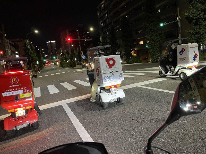 一位日本網友在路口看到速食業者的外送車排成一列，好像準備賽車競速的模樣。圖擷取自twitter