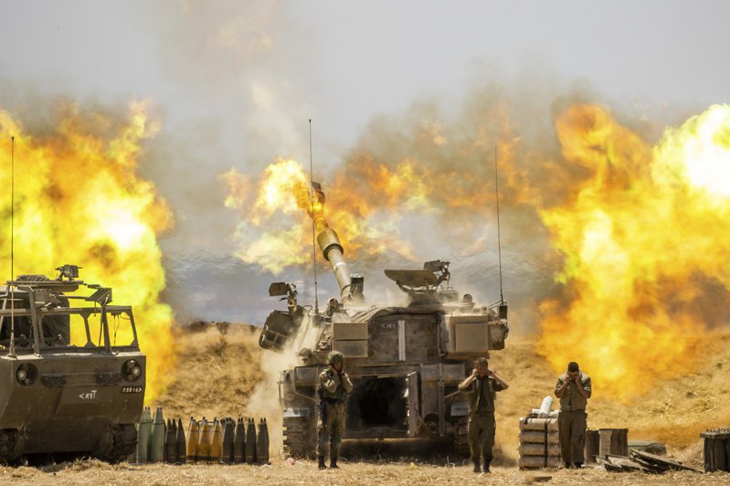 以軍狂轟加薩，圖為十二日以色列火砲部隊向加薩射擊。（美聯社）