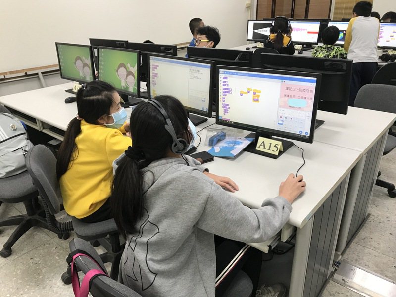 台南市參加教育部舉辦的「全國貓咪盃SCRATCH競賽」，女學生表現亮眼。圖／台南市教育局提供