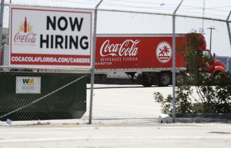 美国上周初领失业救济金人数下滑，降至近15个月低点。美联社(photo:UDN)