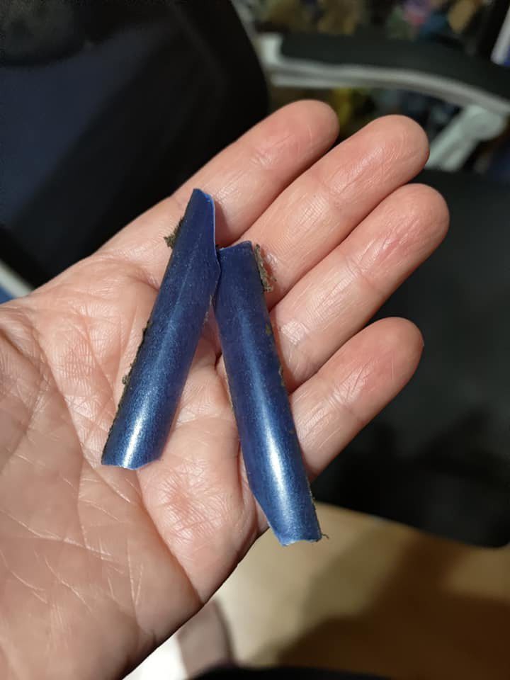 一名網友把手伸進去冷氣裡，結果噴出這2塊藍色塑膠片。圖擷自爆系知識家