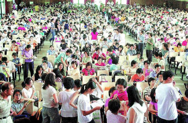 2001年末代大學聯考，台北市立中山女中禮堂擠入休息及備考的考生與家長。圖／聯合報系資料照片