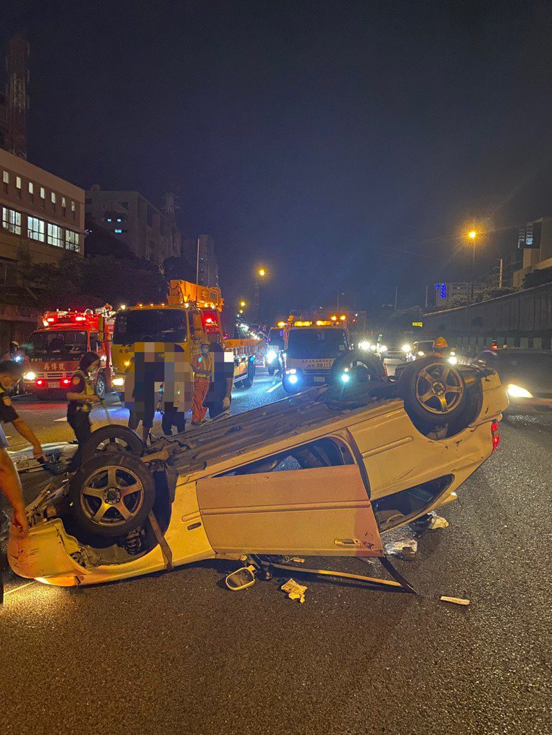 國道一號新竹路段今晚發生翻車事故，消防局獲報到場搶救，車內6人3人送醫。記者張裕珍/翻攝
