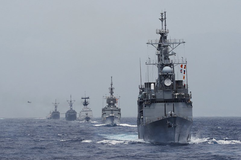 日本「产经新闻」报导，随着台湾海崃军事紧张升高，日本有必要做好保护旅居台湾日侨的准备。图为基隆级飞弹驱逐舰(右)2019年参加在花莲附近的演习。路透(photo:UDN)