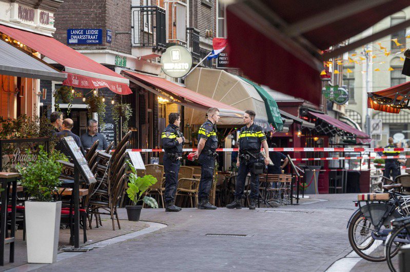 一位着名的荷兰犯罪记者在首都阿姆斯特丹当街被人近距离开枪射杀后虽然未当场丧命，但仍受到重创，目前警方已抓到3名嫌犯。法新社(photo:UDN)