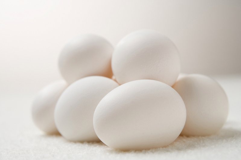 一名網友崩潰表示，自己打蛋時竟掉出一塊呈粉色果凍狀的小雞胚胎。示意圖／ingimage