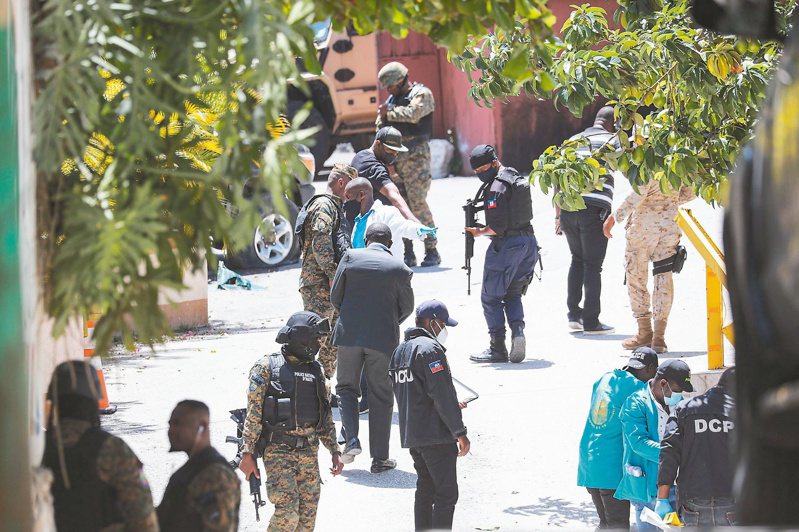 海地警方与鑑识人员七日在故总统摩依士寓所附近搜查命案证物。（法新社）(photo:UDN)