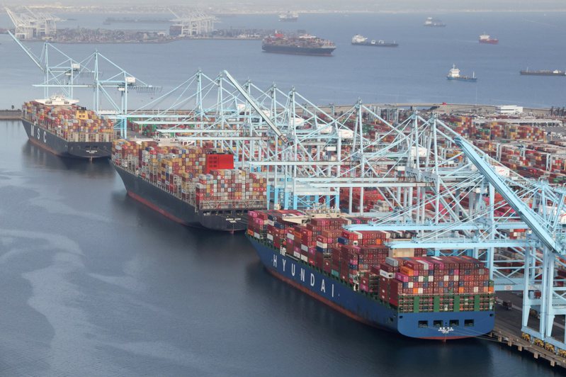 停靠美国长堤港的货轮正在卸载货柜。路透(photo:UDN)