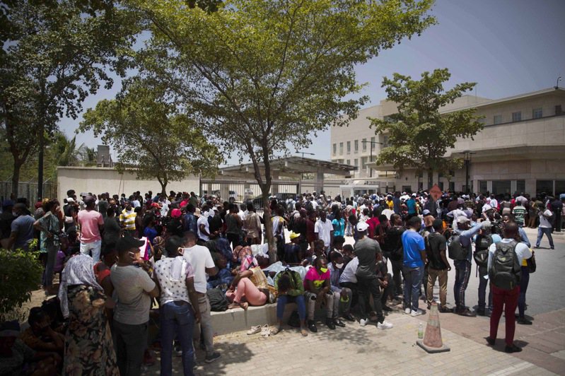 大批海地民众9日聚集在美国大使馆外。（美联社）(photo:UDN)