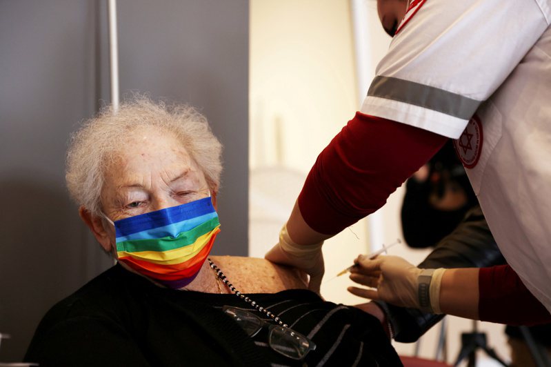 以色列一名老妇人在今年1月接种第三剂新冠疫苗。路透(photo:UDN)