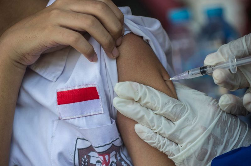 印尼学子11日在泗水接种新冠疫苗。（法新社）(photo:UDN)