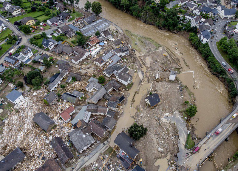 德国西部莱因-法耳次邦是洪水重灾区，当地舒尔德镇阿尔河洪水十五日破坏当地房屋。（美联社）(photo:UDN)