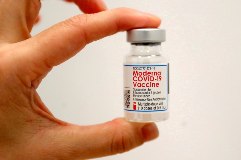 一名網友分享自身接種完兩劑莫德納後的「超痛苦」經歷，直呼「這副作用也太扯」。圖為莫德納新冠疫苗。 路透