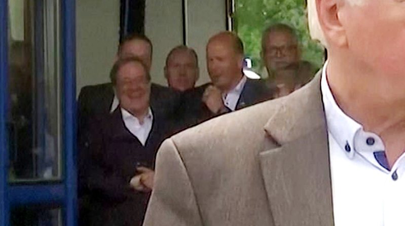 德國總理梅克爾的接班人、目前在德國大選民調領先的拉謝特(後排左)，17日在前往洪水災區勘災時大笑不止被抓包。路透
