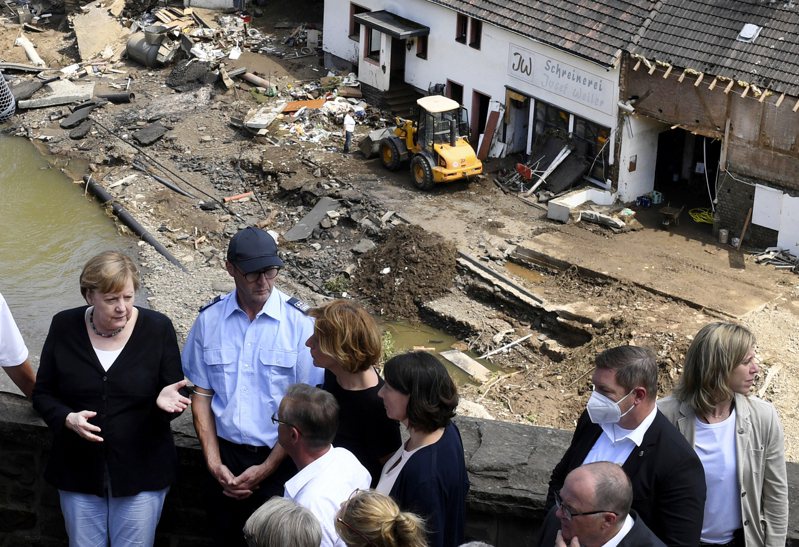 德国总理梅克尔（左）十八日到莱因法耳次邦舒尔德村水患灾区勘灾。（美联社）(photo:UDN)
