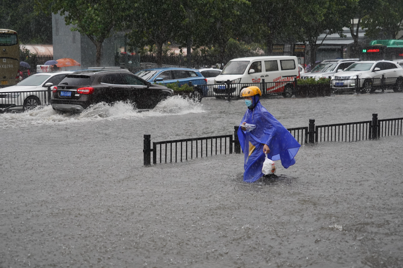 圖為河南省會鄭州市20日景象，在連續暴雨襲擊下，鄭州部分街道已嚴重積水。中新社