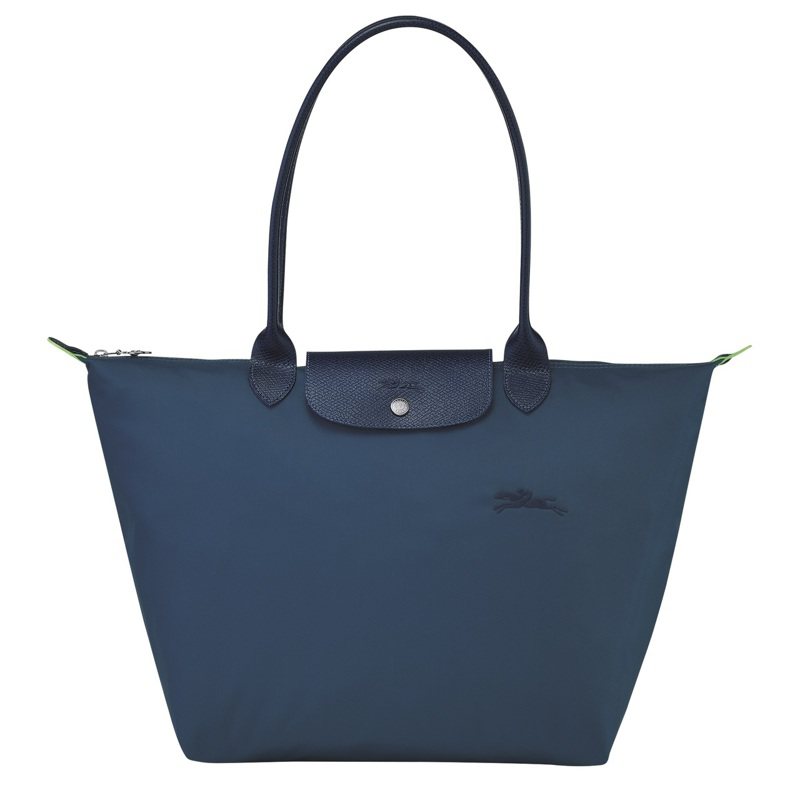 Le Pliage® Green系列肩揹袋L(海洋藍)，4,900元。圖／Longchamp提供
