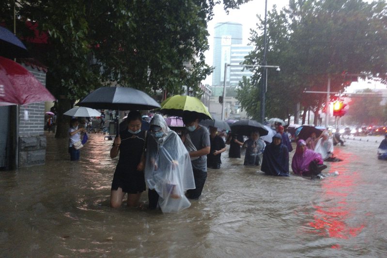 鄭州21日出現罕見暴雨襲擊，路上淹大水。美聯社