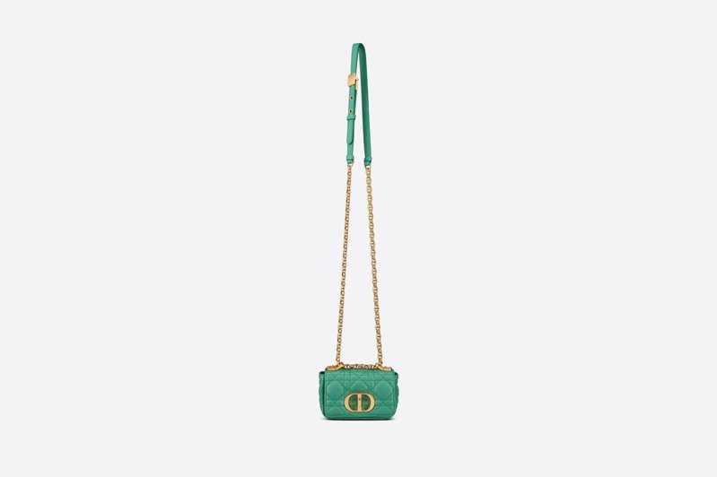Dior Caro micro 苔原綠籐格紋小牛皮翻蓋包，74,000元。圖／DIOR提供