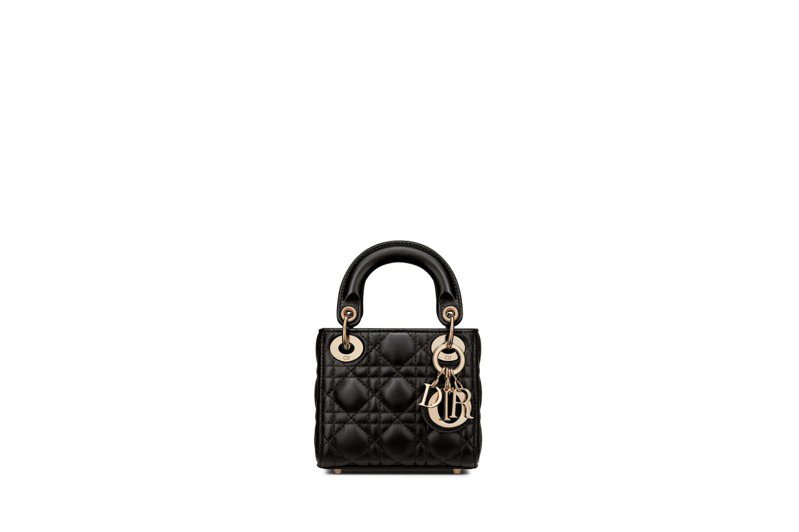 Lady Dior micro 純黑色籐格紋小羊皮提包，10萬元。圖／DIOR提供