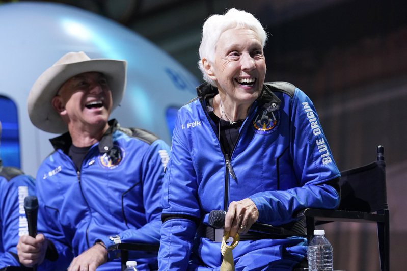 82岁女性飞行员先驱冯克（右）20日随全球首富贝佐斯（左），搭乘蓝源公司自动驾驶太空船新谢帕德号升空后，成功返回地面，成为前进太空历史上最年长者纪录。美联社(photo:UDN)