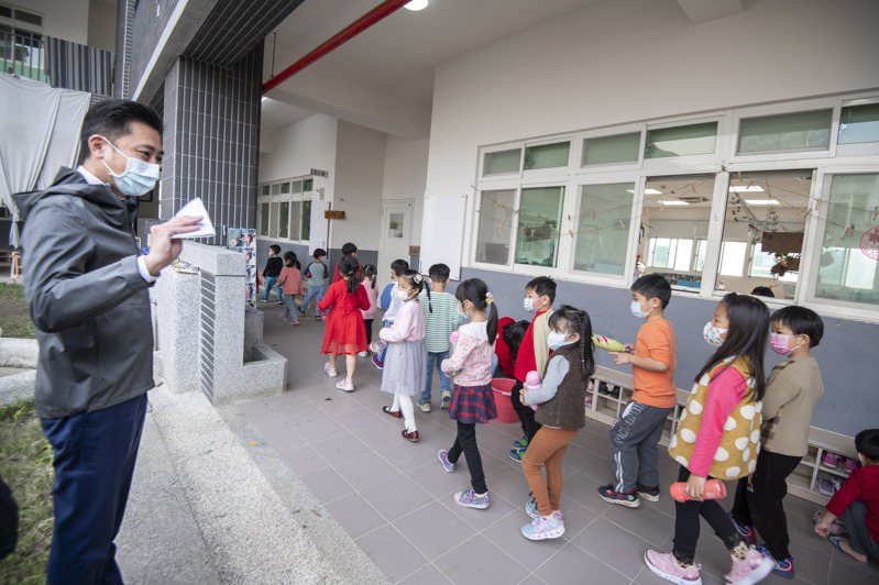 新竹市長林智堅今天中午宣布，27日起竹市餐飲業恢復內用，托嬰中心、幼兒園、安親班與補習班重新開放。圖／新竹市政府提供