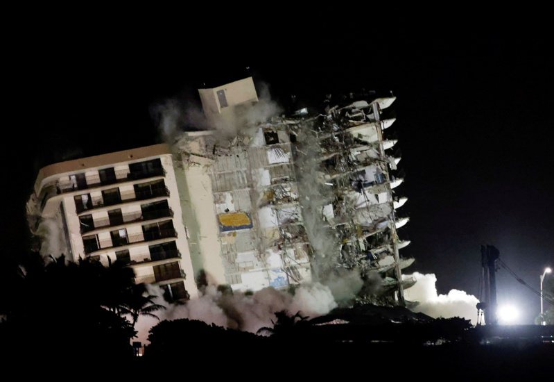 美国佛罗里达州迈阿密戴德郡消防部门今天宣布，停止在当地一栋公寓大楼瓦砾堆的罹难者遗体搜寻行动。 路透社(photo:UDN)