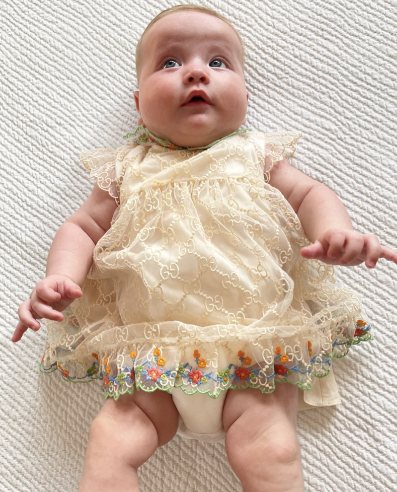 Chiara Ferragni的女兒Vittoria身穿GUCCI刺繡蕾絲洋裝慶祝滿四個月。圖／摘自IG