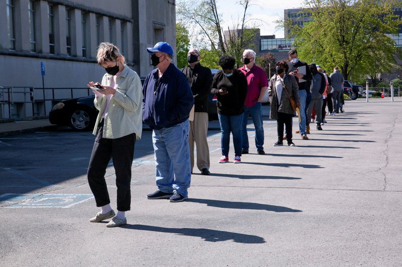 在美国肯塔基州大城路易维尔，一处就业服务中心外等候谘询的队伍。路透(photo:UDN)